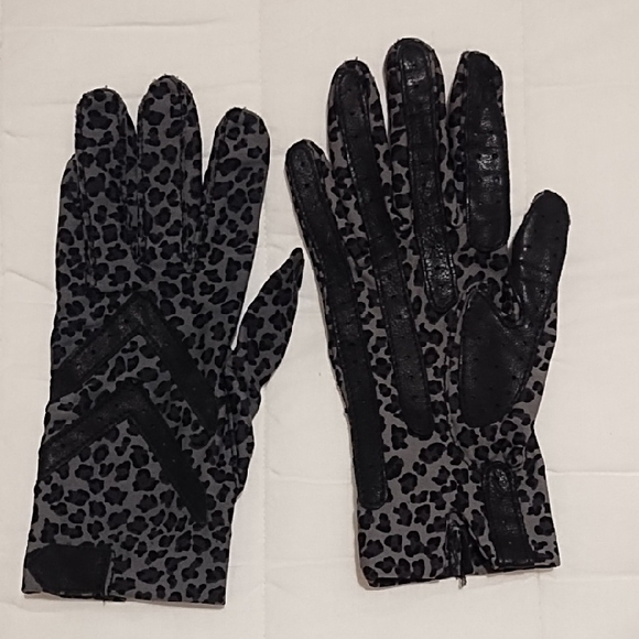 isotoner Accessories - Isotoner Black and Gray Patterned Gloves